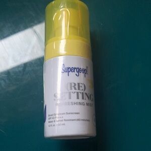 Supergoop! Yellow & White (Re)Setting Refreshing Mist SPF 40
